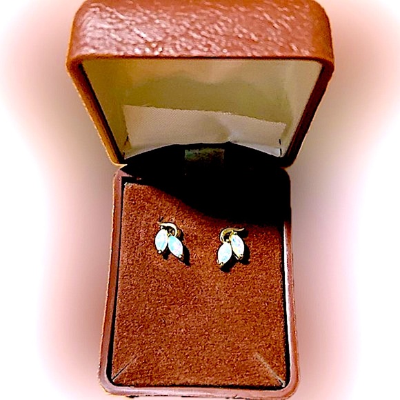 10 Karat gold post earrings with dainty little white fire opal stones - Picture 2 of 16